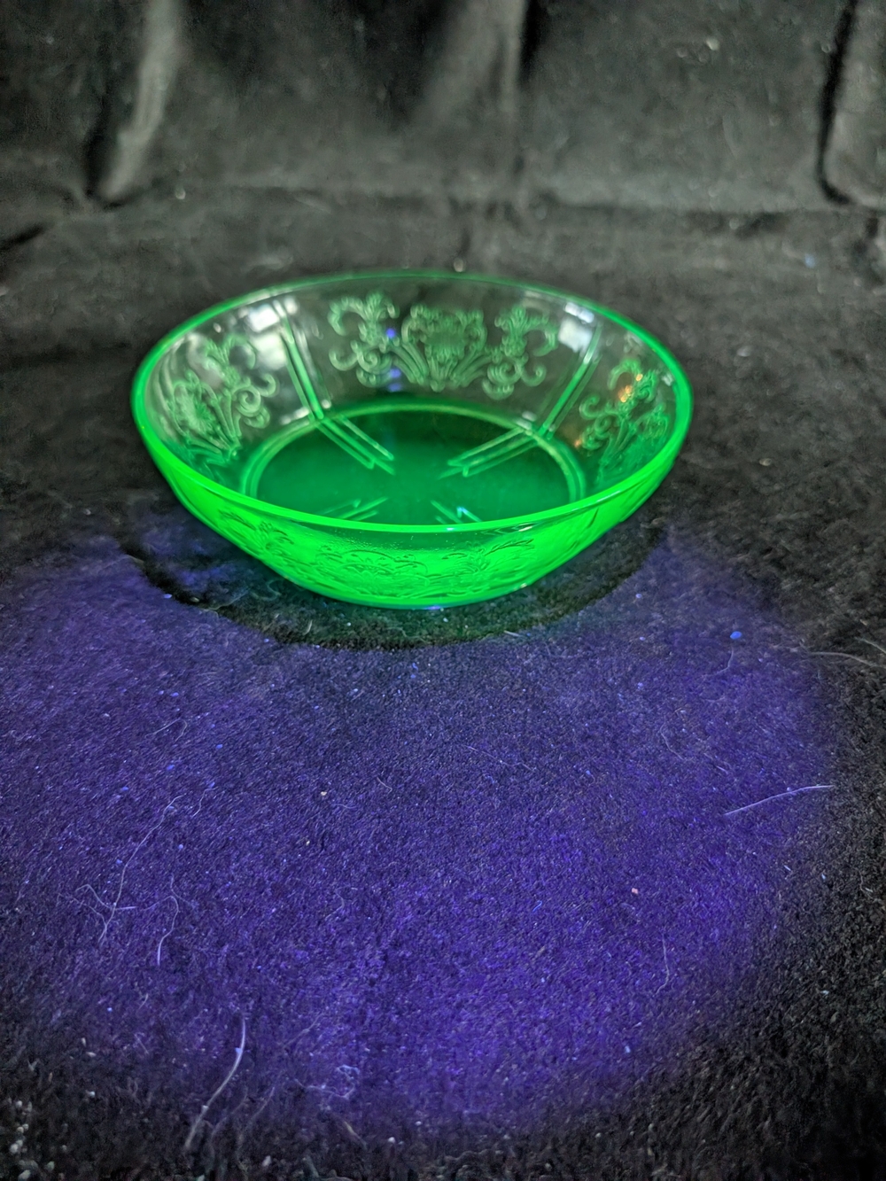 2/40$ Vintage Green uranium Glass Decorative Bowl